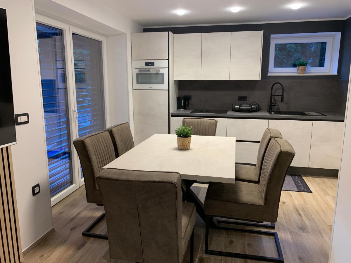 Pine Tree Holiday House กอซด์มาร์ทูลเย็ก ภายนอก รูปภาพ